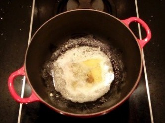 step4: 將無鹽奶油下鍋,小火加熱至奶油溶化。