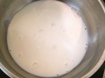 step2: 250cc的鮮奶倒入鍋中，讓其稍微滾沸一下。