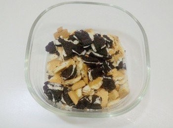 step1: 餅乾撥成小碎片後放進容器裡