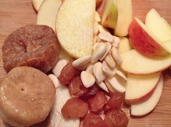 step1: 蘋果切塊，圓肉、南杏沖洗備用，