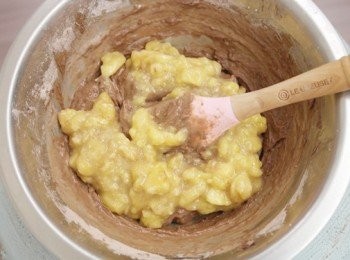 step7: 加入香蕉泥拌勻。