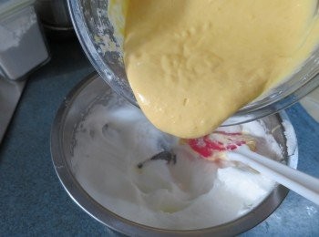 step17: 再將已經拌好的蛋糊倒入其餘蛋白中用切反式將蛋白拌至沒有白色