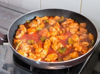 step7: 加入醬汁後拌勻，醬汁煮滾後起計煮約 3 分鐘，間中攪拌，至醬汁稍變濃稠即成。