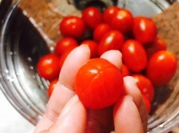 step1: 小蕃茄洗淨，用刀在蕃茄尾部輕?一個十字。