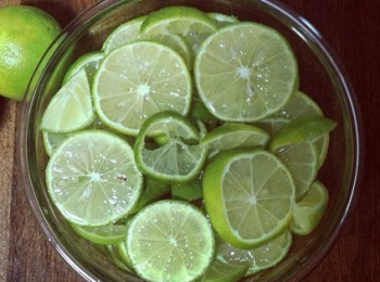 step3: 準備一個無油無水的密封罐，先鋪上一層蜂蜜，再鋪一層青檸片，這樣反復幾次，直到檸檬鋪完，蓋上蓋子，放冰櫃冷凍5天左右即可泡水喝。