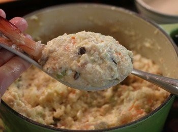 step6: 最後再取適量豆腐漿覆蓋蝦子。