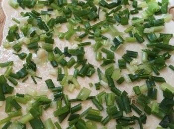 step8: 在麵皮上均勻灑上細鹽、胡椒粉，然後倒麻油，用掃將麻油均勻塗開，最後均勻灑上蔥花