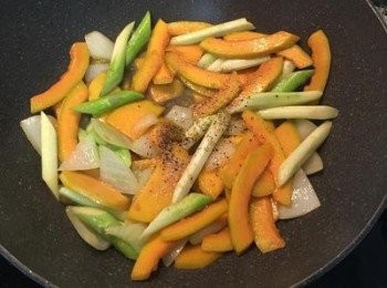 step7: 調味並加入少許的水拌炒,