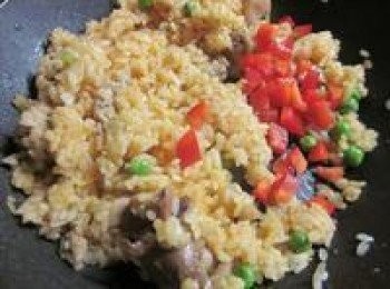 step4: 加入蕃茄醬.甜椒丁.青豆拌至均勻,再以塩.黑胡椒調味即可上桌,可加起司粉口感更濃郁唷!