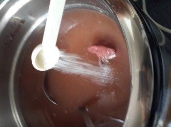 step6: 將煲好的湯加入粗鹽調味即成！