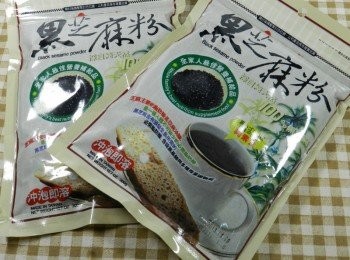step1: 主婦黑芝麻粉選用特級黑芝麻，經分析篩選芝麻機處理去沙‚去雜質，洗淨後，以傳統製法溫火培炒，不熱不燥。