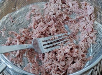 step1: 先將罐頭吞拿魚瀝乾水份，用叉壓碎