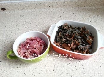 step7: 盛起臘鴨脾將肉撕成絲 , 菜乾切碎 , 臘鴨湯隔去多餘油份