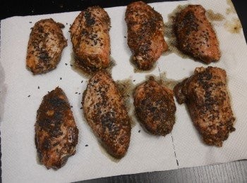 step4: 醃好的<a href="https://bit.ly/3zHU5V3" target="_blank" data-keyword="雞翼" class="guide-link"><strong>雞翼</strong></a> <span style="display:inline-block;vertical-align:middle;margin-top:-3px;color:initial;border-radius:3px;padding:2px 3px;font-size:12px;line-height:14px;background:#87d300;color:#fff;">即買</span> 灑上黑芝麻