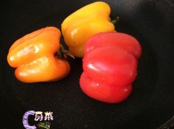 step2: 燒熱白鑊, 放彩椒上去烘至表皮燶, 放涼, 去皮, 切絲