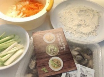 step1: 把安永鮮物的鮮蚵退冰待用,將胡蘿蔔.洋蔥切絲,蔥白切段備用