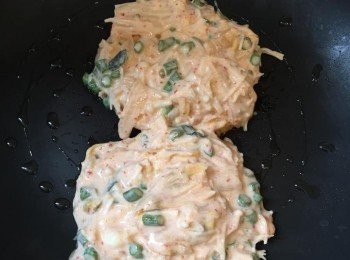 step4: 熱鍋下油，舀一大匙泡菜麵糊放入鍋，用慢火烘煎至兩面金黃即可。