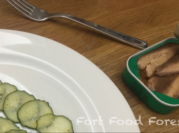 step3: 略略將沙甸魚鬆開成塊狀. 唔好整得太碎, 太碎無咬口.