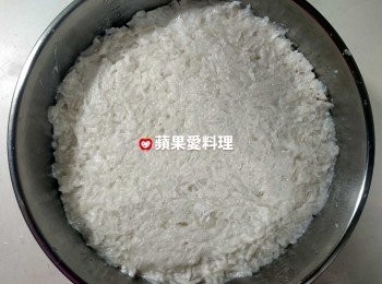 step9: 蒸米糊：取出「10人份內鍋」，在鍋內抹上薄薄的一層油，倒入米糊。手沾少許油，將米糊表面抹平。外鍋3杯水，蒸1.5小時，開關跳起後燜15分鐘即可取出。