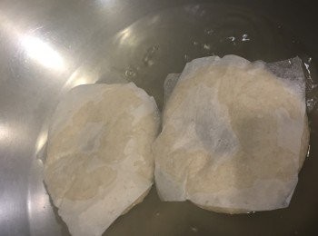 step10: 將麵糰連紙放在沸水中煮2分鐘。