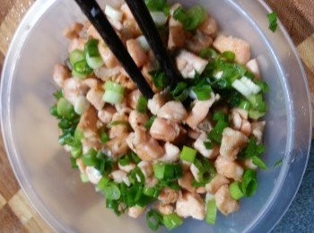 step5: 蔥洗淨切幼粒,加入已炒香的三文魚內拌勻