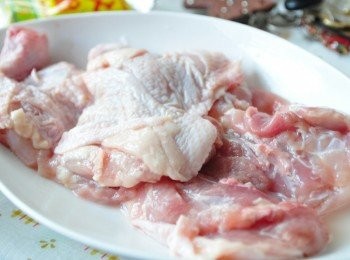 step1: 將<a href="https://bit.ly/2ZxapeY" target="_blank" data-keyword="雞排" class="guide-link"><strong>雞排</strong></a> <span style="display:inline-block;vertical-align:middle;margin-top:-3px;color:initial;border-radius:3px;padding:2px 3px;font-size:12px;line-height:14px;background:#87d300;color:#fff;">即買</span> 用菜刀多劃幾刀讓其醃料入味