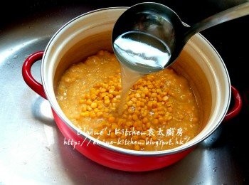 step9: 煲內加入粟米蓉及粟米粒 , 將清雞湯倒回煲內拌勻 , 蓋上蓋用中火煮10分鐘至滾