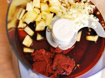 step1: 鳳梨、醬油、棕糖等所有醃料以食物調理機打勻