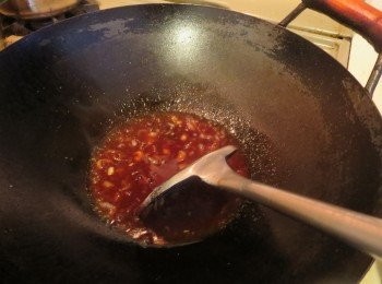 step5: 另开一油锅，爆香切碎葱头仔，放入所有调味料大火煮至浓郁(期问不停地打圈拌炒)，关火。