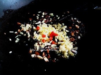 step4: 燒紅鑊 , 先爆香蒜粒及豆豉醬 , 加入薑粒及辣椒炒至香噴噴後熄火