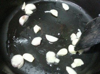 step11: 先起油鑊爆香蒜頭及蔥頭