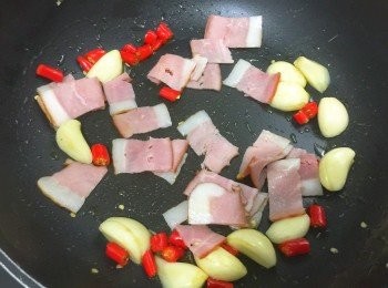 step3: 再落煙肉，略略煎熟