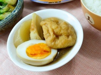 step5: 最後在吃晚飯前加入竹輪和魚腐到高湯裡煮。