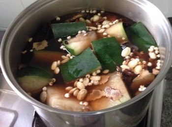 step3: 將全部材料煲淋並煲至出味便可隔起渣加入片糖調味便可倒入杯用享用（放入樽內可雪凍飲用更美味）