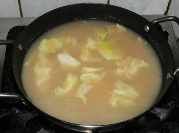 step2: 奶茶先下鍋，約一比一的比例加入水，加入高麗菜煮開，慢慢加鹽試出自己喜歡的口味