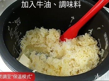 step3: 加入牛油和調味料，拌勻直至牛油完全溶解