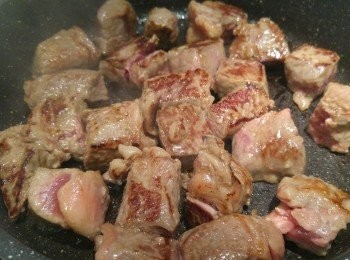 step2: 牛肉粒煎香表面備用。