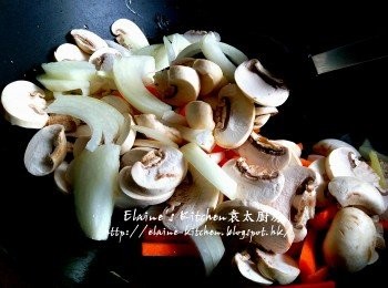 step6: 逐一加入甘旬 , 洋蔥 , 磨菇片拌勻炒至微軟身 , 將雞放上