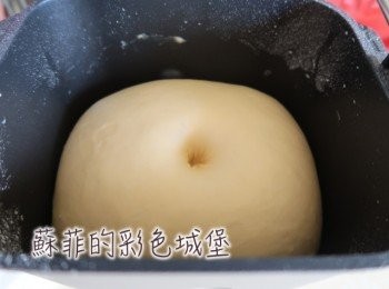 step7: 將麵糰取出，整成圓形，進行第一次發酵，約60分鐘，麵糰發酵至兩倍大，用手指搓進麵糰，無回縮，就算是發酵完成了。