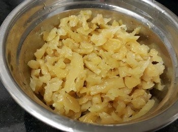 step2: 菜脯切碎，或可買現成一包