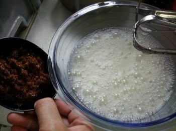 step6: 此刻可以先預熱焗爐230度10分鐘以上,在開焗爐後開始打蛋白,先用最慢速將蛋白打出泡沬後,開始加第一次黑糖(糖是要分3次加入)