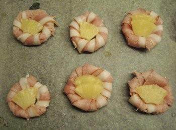 step4: 中間放上一塊菠蘿粒，放在鋪了焗爐紙的焗盤。