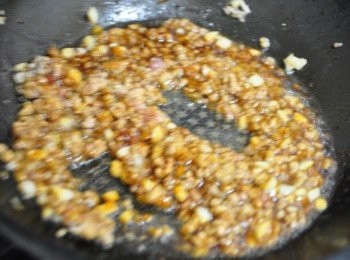 step6: 將調味後的蒜末絞肉拌炒