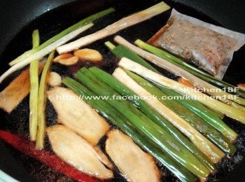 step5: 接著，倒進所有<span class="group_3">滷汁材料</span>，轉大火，煮滾即關火。(啤酒用量 如圖三玻璃瓶1瓶，或易開罐1罐)