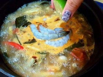 step4: 再加入蝦，粉絲及椰奶拌勻煮3分鐘，熄火加入青檸汁即成