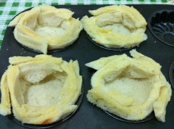 step3: 蛋1粒攪拌均勻，涂一層在麵包表面《麵包底部不需涂》。