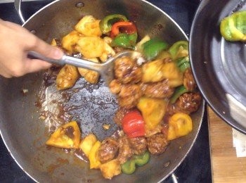 step11: 另燒紅一個炒鍋，先下三色椒炒香，加入排骨和<span class="group_2">醬汁</span>炒勻，最後加入菠蘿炒勻即成