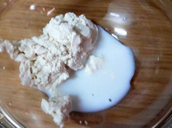 step2: 木棉豆腐用過濾器濾過 , 可使豆腐變細緻 , 再加入3匙牛奶拌勻