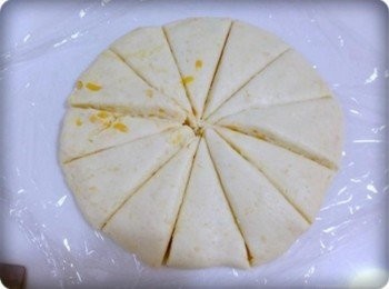 step6: 30分鐘後將麵團壓扁並分成12等份!!!