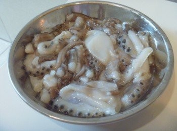 step1: 將鮮手長章魚去除內臟與眼睛,切成段盛盤.放入<span class="group_2">醃料</span>抓勻,放冰箱靜置過夜.